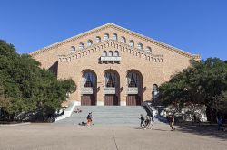 La facciata del Gregory Gymnasium Building all'Università del Texas a Austin. La sua costruzione risale al 1930 - © KENNY TONG / Shutterstock.com