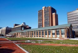 La facciata del Liberty Bell Center nel centro di Philadelphia, Pennsylvania (USA). Qui si trova la campana divenuta simbolo dell'indipendenza degli Stati Uniti d'America: venne infatti ...