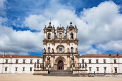 La facciata del monastero di Alcobaca, Portogallo. Per la sua importanza artistica, dal 1989 fa parte dei siti patrimonio Unesco.




