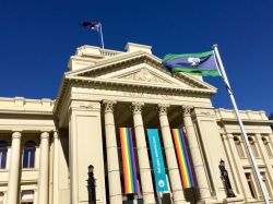 La facciata del Municipio di St Kilda a Melbourne, Australia, con bandiere colorate e uno striscione di benvenuto ai rifugiati - © jax10289 / Shutterstock.com