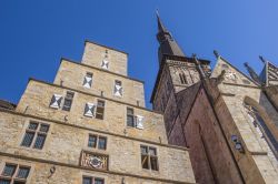 La facciata del Municipio e la chiesa di Santa Maria a Osnabruck, Germania. Ogni ottobre i bambini delle scuole si recano al palazzo comunale per ricevere un "brezel" dal sindaco: ...