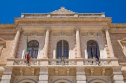 La facciata del municipio nel centro storico di Fasano, Puglia.
