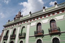 La facciata del Museo delle Armi nel centro storico di Puebla, Messico.

