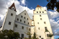 La facciata del Neues Schloss a Ingolstadt, Germania. Al suo interno si possono ammirare armi storiche, armature e figure in peltro; alcune sale sono destinate a ospitare eventi culturali - M ...