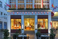 La facciata del Niederegger-Cafe a Lubecca, Germania. Negozio, caffé e museo del marzapane, è stato fondato il 1° marzo 1806. J.G. Niederegger è un famoso marchio che ...