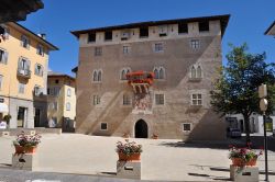 La facciata del Palazzo Assessorile di Cles, uno degli edifici storici del borgo in Trentino - Foto di Sara Covi