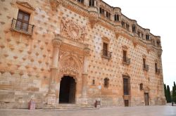 La facciata del Palazzo dei Duchi di Fanteria a Guadalajara, Spagna. La sua costruzione risale al XV° secolo.

