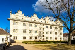 La facciata del palazzo di Litomysl, Repubblica Ceca. Il castello rinascimentale è la principale attrazione di questa piccola perla della Boemia Orientale.
