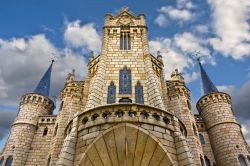 La facciata del Palazzo Episcopale di Gaudì ad Astorga, Spagna. Fu il vescovo Grau ad incaricare l'architetto catalano della costruzione del nuovo palazzo episcopale per sostituire ...