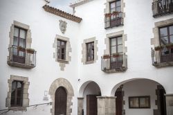 La facciata del Palazzo Municipale di Arenys de Mar, Spagna. Il Municipio è chiamato anche Casa Consistorial - © joan_bautista / Shutterstock.com
