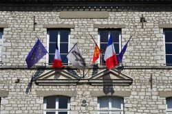 La facciata del Palazzo Municipale di Giverny con le bandiere francesi, Normandia - © Pack-Shot / Shutterstock.com