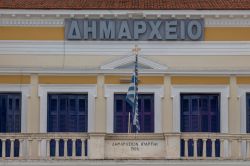 La facciata del Palazzo Municipale nella piazza centrale di Sparta, Grecia. La scritta in greco significa "municipio" - © Marija Vujosevic / Shutterstock.com