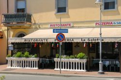 La facciata del ristorante italiano La Saletta in Piazza Garibaldi nella città di Vada, Toscana - © Nick_Nick / Shutterstock.com