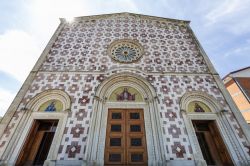 La facciata del Santuario del Volto Santo di Manoppello, luogo di pellegrinaggi in Abruzzo per vedere l'icona del volto di Cristo