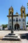 La facciata del santuario mariano di Viana do Alentejo, Portogallo. In primo piano, la croce in pietra - © Joaquin Ossorio Castillo / Shutterstock.com