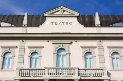 La facciata del Teatro Comunale di Gradisca d'Isonzo, Friuli Venezia Giulia. Inaugurato nel 1929, sorge in via Marziano Ciotti.
