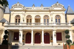 La facciata del teatro nel centro di Nevers, Francia. Questa bella cittadina di arte e storia sorge sulle rive della Loira - © Traveller70 / Shutterstock.com