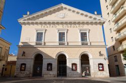 La facciata del Teatro Umberto Giordano nel centro di Foggia in Puglia - © Shoot74 / Shutterstock.com