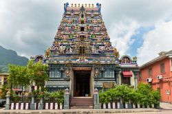 La facciata del tempio hindu di Victoria, Seychelles - © dvoevnore / Shutterstock.com