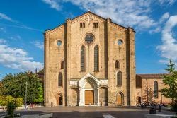 La facciata della basilica di San Francesco a Bologna, Emilia-Romagna. Si trova in piazza Malpighi e appartiene all'Ordine dei Frati Monori Conventuali. E' in stile gotico - © milosk50 ...