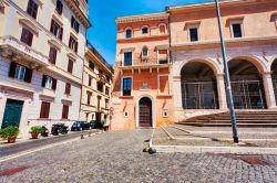 La facciata della basilica di San Pietro in Vincoli nel distretto Monti a Roma, Lazio. Al suo interno si trova la tomba di Giulio II° con il celebre Mosé di Michelangelo - © ...