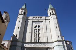 La facciata della Basilica di Santa Rita a Cascia in Umbria