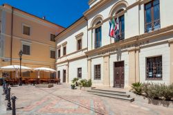 La facciata della biblioteca comunale di Olbia, Sardegna. Si trova in piazzetta Dionigi Panedda ed è uno dei punti di riferimento culturale della città - © JohnKruger / Shutterstock.com ...