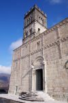 La facciata della cattedrale di Barga, provincia di Lucca, Toscana. Il rivestimento esterno è stato realizzato con bozze di pietra detta Alberese di Barga.



