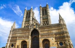 La facciata della cattedrale di Lincoln, Inghilterra: la torre centrale, alta 82 metri, è fra le più elevate di tutta Europa.
