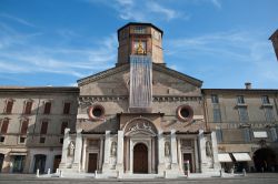La facciata della cattedrale di Reggio Emilia, Emilia Romagna. L'attuale facciata dell'edificio dedicato a Santa Maria Assunta si presenta incompiuta con un rivestimento cinquecentesco ...
