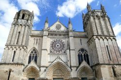 La facciata della cattedrale di San Pietro a Poitiers, Francia. Affiancata da due torri incompiute, la facciata si richiama a modelli stilistici del nord della Francia.

