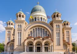 La facciata della cattedrale di Sant'Andrea Apostolo a Patrasso, Grecia. Si tratta della più grande chiesa dei Balcani.
