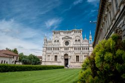 La facciata della Certosa di Pavia, Lombardia. La costruzione di questo edificio risale all'agosto 1396 quando Gian Galeazzo Visconti pose la prima pietra - © Caruso Christian / Shutterstock.com ...