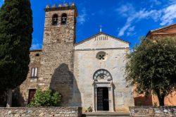 La facciata della chiesa cattolica di San Giusto a Suvereto, Toscana. Di origine altomedievale, questo edificio religioso è uno dei più significativi esempi di architettura romanica ...