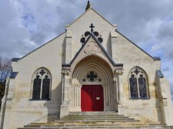 La facciata della chiesa di Saint Maclou a Conflans-Sainte-Honorine, Francia. La torre campanaria è quella più antica  - © Pack-Shot / Shutterstock.com