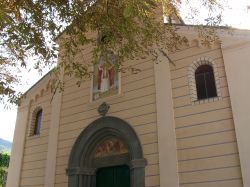 La facciata della Chiesa di San Dalmazio a Pornassio, Liguria - © Davide Papalini, CC BY 2.5, Wikipedia