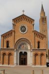 La facciata della chiesa di San Giovanni Battista con il campanile a Jesolo, Veneto. Di grande belelzza sono il rosone vetrato e l'affresco sopra il portale d'ingresso.



