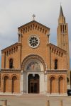 La facciata della chiesa di San Giovanni Battista con il campanile a Jesolo, Veneto. Di grande belelzza sono il rosone vetrato e l'affresco sopra il portale d'ingresso.



