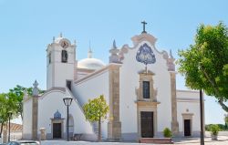 La facciata della chiesa di San Lorenzo a Loulé, Portogallo.
