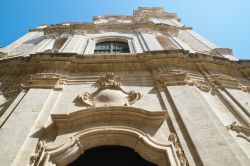 La facciata della chiesa di San Pietro a Molfetta, Puglia. Quest'antichissimo edificio sacro dedicato a San Pietro Apostolo risale a prima del 1174. All'interno custodisce la statua ...
