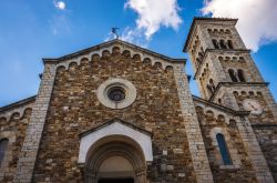 La facciata della Chiesa di San Salvatore nel centro storico di Castellina in Chianti in Toscana