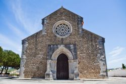 La facciata della chiesa di Santa Maria do Castelo a Lourinha, distretto di Lisbona, Portogallo. Ha una navata centrale, due laterali e un'abside poligonale.
