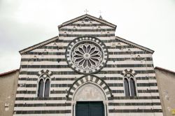 La facciata della chiesa di Sant'Andrea a Levanto, Liguria. Esempio di architettura gotica, questo edificio religioso si presenta con la caratteristica facciata a fasce alternate di marmo ...