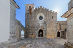 La facciata della chiesa di Santiago a Palmela, Portogallo, con il rosone sopra il portale - © StockPhotosArt / Shutterstock.com