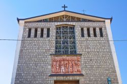 La facciata della Chiesa Madre a Satriano di Lucania, Basilicata. Rifatta in forme moderne dove sorgeva la cheisa originaria del 1600, è intitolata a San Pietro Apostolo - © Mi.Ti. ...