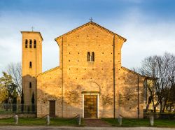 La facciata della Pieve di Bagnacavallo che si trova a 2 km dal centro città, in direzione ovest