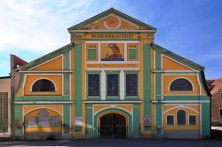 La facciata della Rosenbrauerei a Kaufbeuren, Germania.  La fondazione di questo storico birrificio risale al 1630 - © cityfoto24 / Shutterstock.com