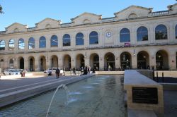 La facciata della stazione ferroviaria di Nimes, Francia, in Boulevard Sergent Triaire. Entrata in funzione nel 1843, dispone di 6 binari. E costruita in pietra bianca con arcate sulla facciata ...
