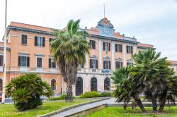 La facciata della stazione ferroviaria di Sassari, Sardegna. Seconda più grande stazione della regione, dopo Cagliari, è in funzione dal 1884 - © katatonia82 / Shutterstock.com ...