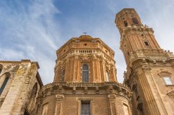 La facciata della storica cattedrale di Tudela, Spagna: dedicata a Santa Maria, si presenta con forme romaniche-gotiche. Venne eretta tra la fine del XII° e l'inizio del XIII° secolo ...